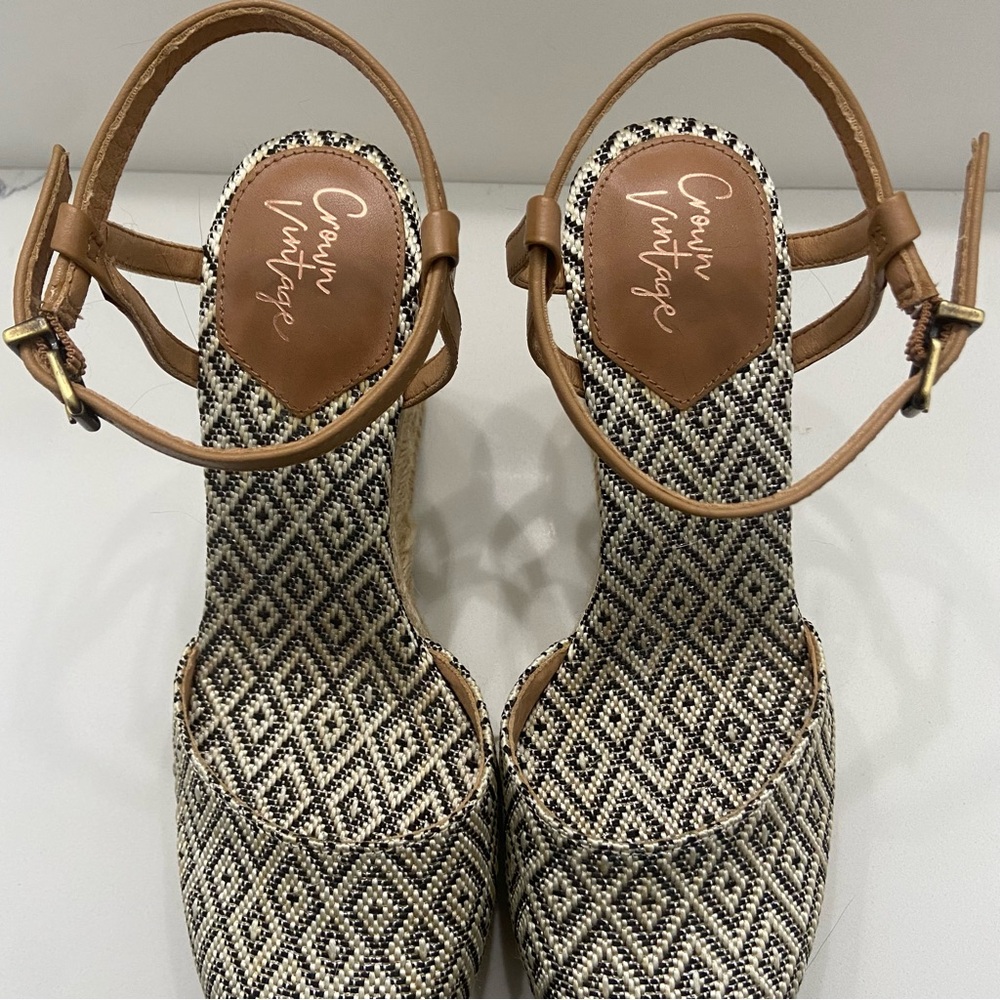 CROWN VINTAGE Wedge Heels Tan Black Closed Toe Ankle Strap Size 7 NEW - Picture 5 of 7